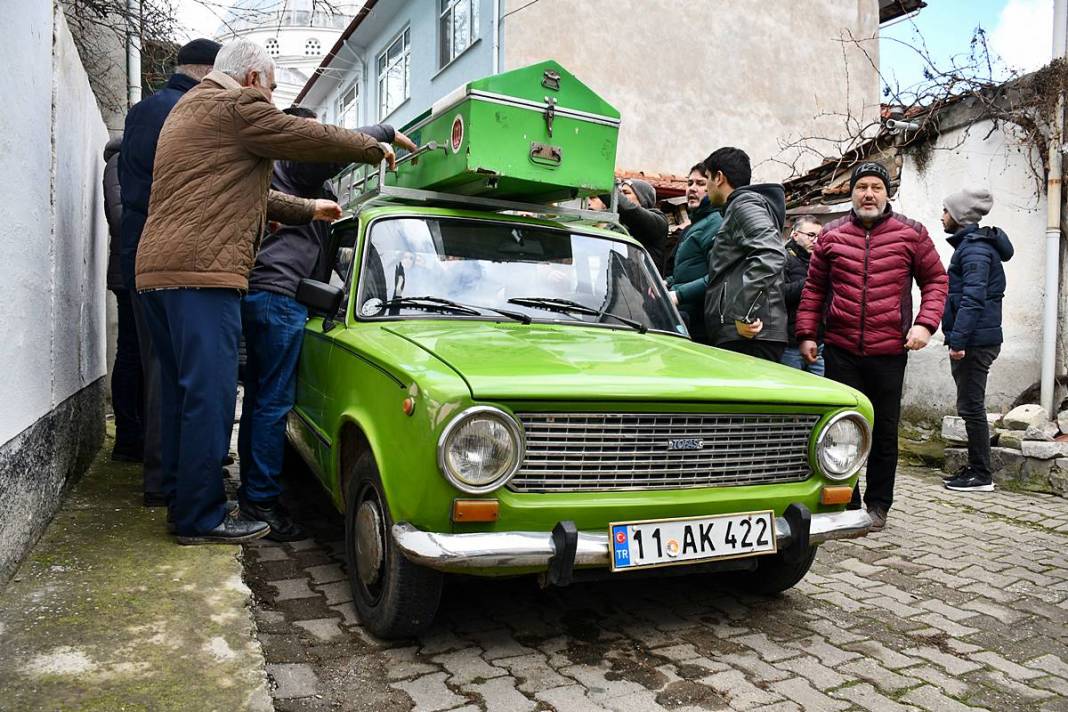 Ölen adamın cenazesini o arabanın üzerine koyup gezdirdiler! Meğer vasiyeti böyleymiş, yıllarca gözü gibi bakmış 1